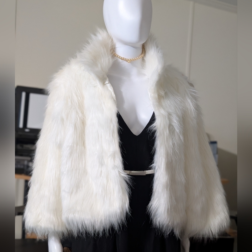 NWOT Winter Luxurious White Faux Fur Wrap